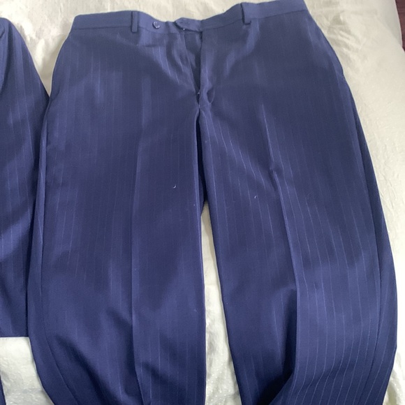 Mens classic dark blue pin stripe 42L suit - Picture 2 of 3